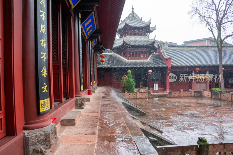 雨中的四川乐山文庙大成殿侧面