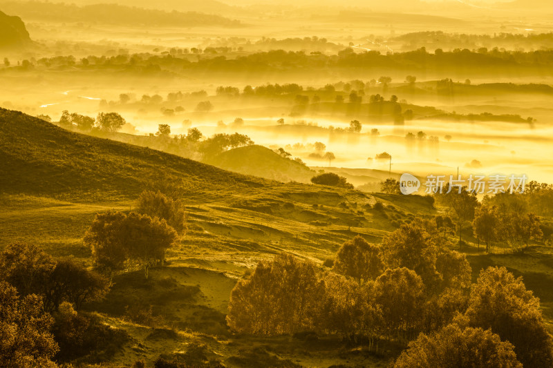 内蒙古坝上敖包吐晨雾中的山丘树林风光