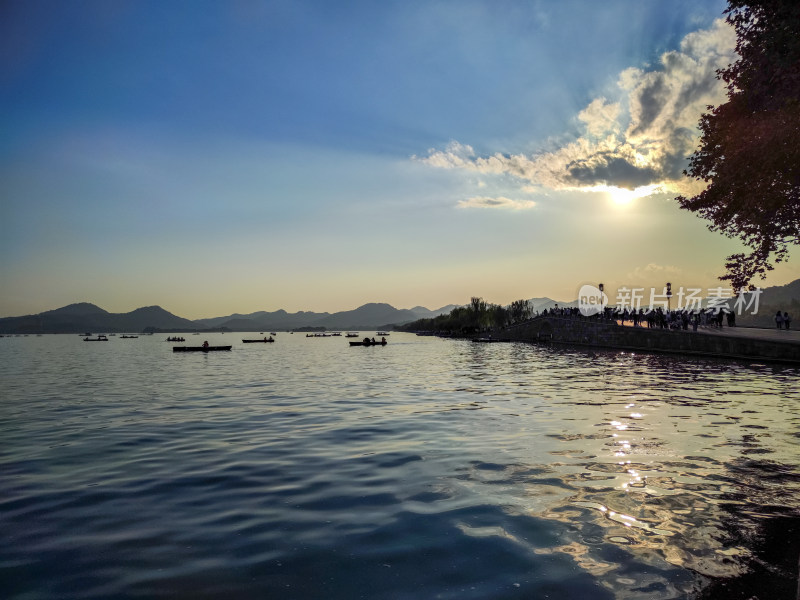 杭州西湖断桥湖畔黄昏夕阳下的景色