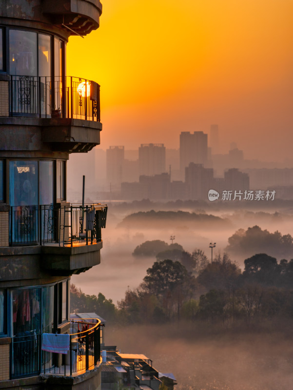 武汉高层住宅阳台处的日出