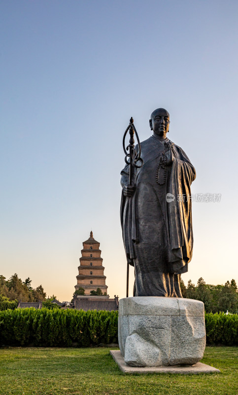 清晨的西安大雁塔大雁塔南广场玄奘雕塑景观