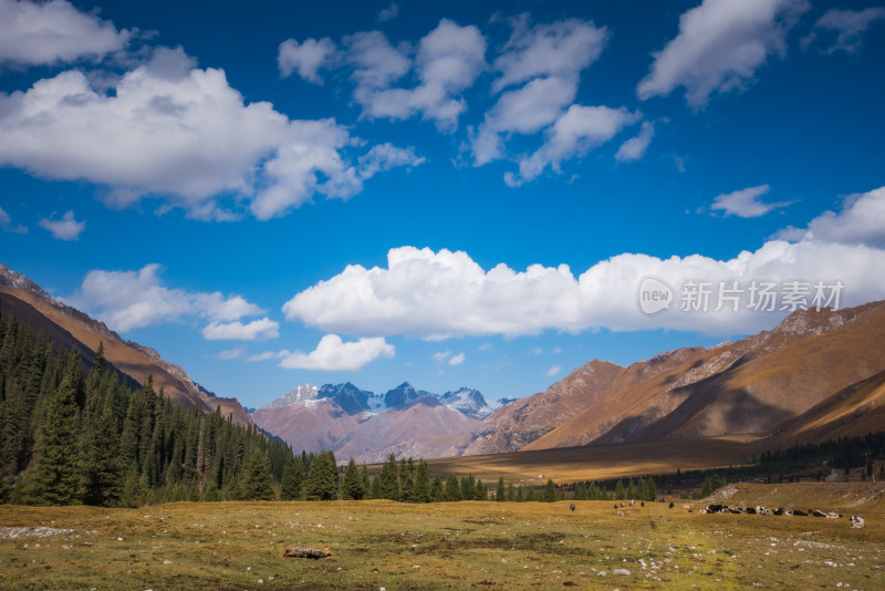 蓝天白云下的山川自然风景