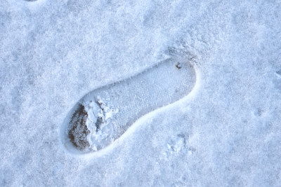 白雪背景上的脚印