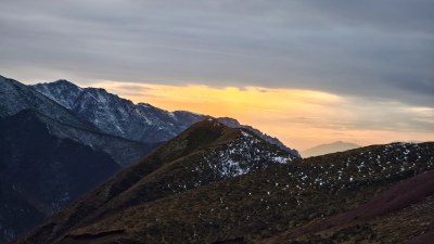 群山之间的壮观景象与绚丽光影