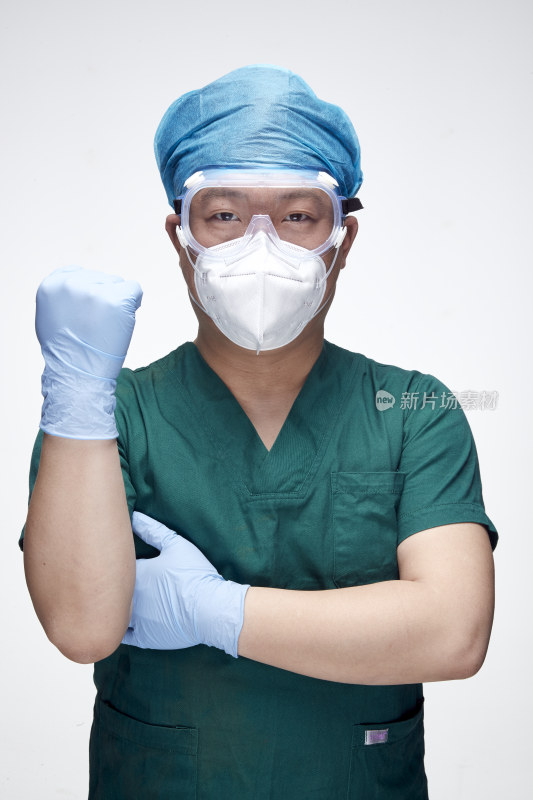 穿刷手衣黛手术帽手术手套护目镜的男性医生