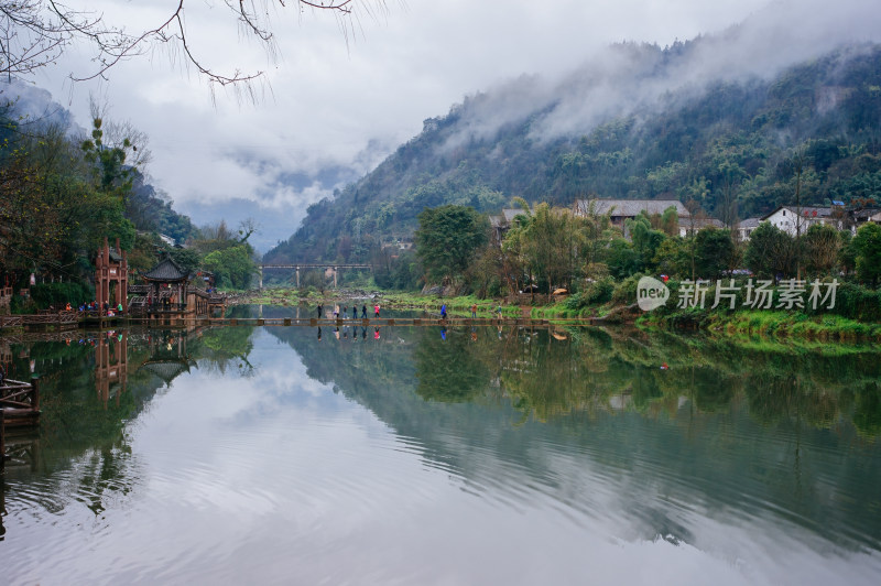 朦胧细雨中的四川柳江古镇