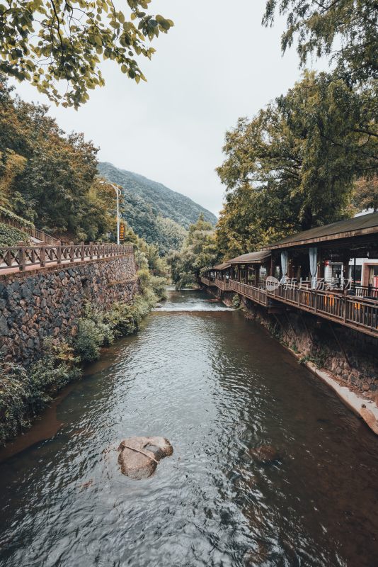 山谷之间江南水乡美景