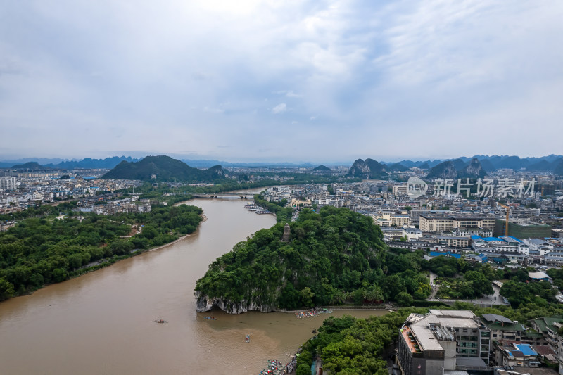 城市河流与建筑交织的壮丽景观