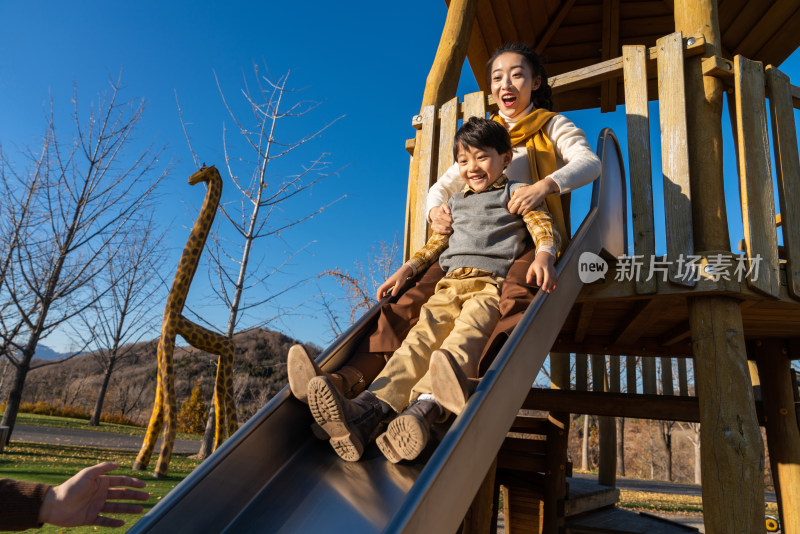 年轻妈妈和孩子在公园玩