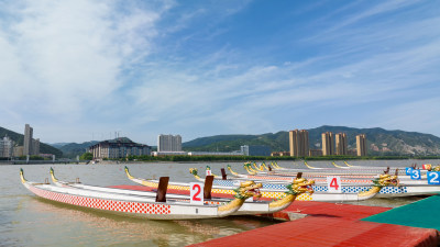 端午节河流水面上等待比赛的龙舟空镜头