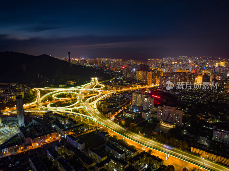 城市夜景中灯火辉煌的立交桥