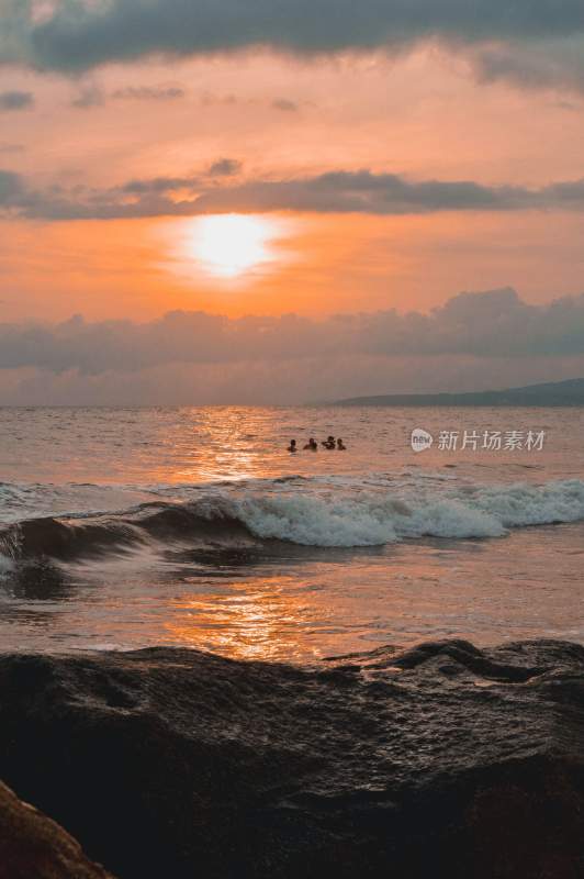 海浪波涛汹涌浪花巨浪浪潮汹涌