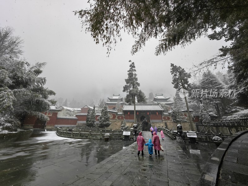 湖北武当山景区紫霄宫雪中游客