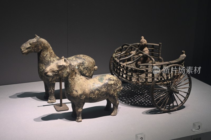 古代青铜马拉车文物