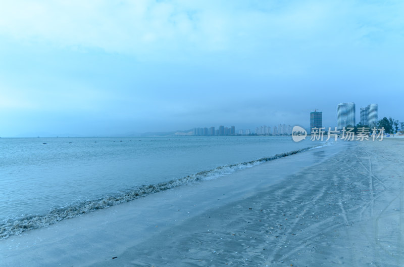 惠州双月湾海景豪宅建筑与海岸沙滩海浪