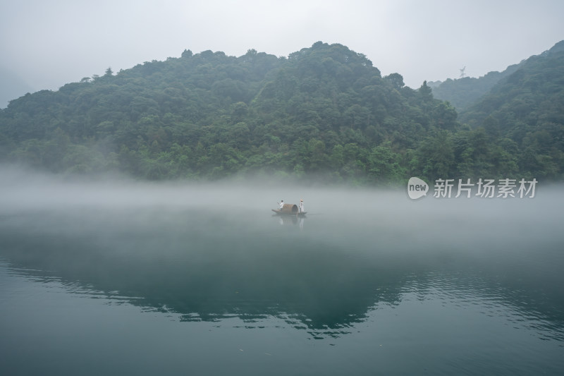 湖南郴州小东江晨雾小船薄雾笼罩下宁静之美