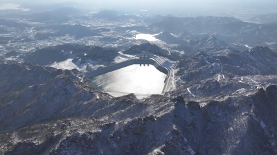 航拍俯瞰山东昆嵛山天心池冬季雪景