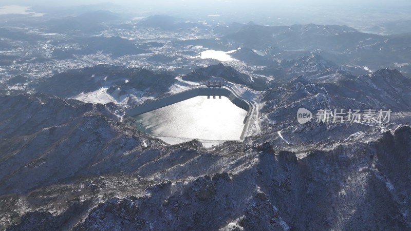 航拍俯瞰山东昆嵛山天心池冬季雪景