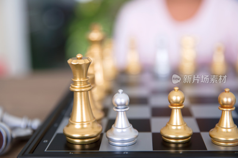 国际象棋棋盘上摆放着的棋子