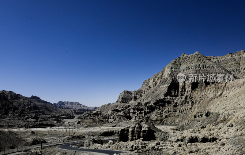 荒山中的道路，地势崎岖壮观