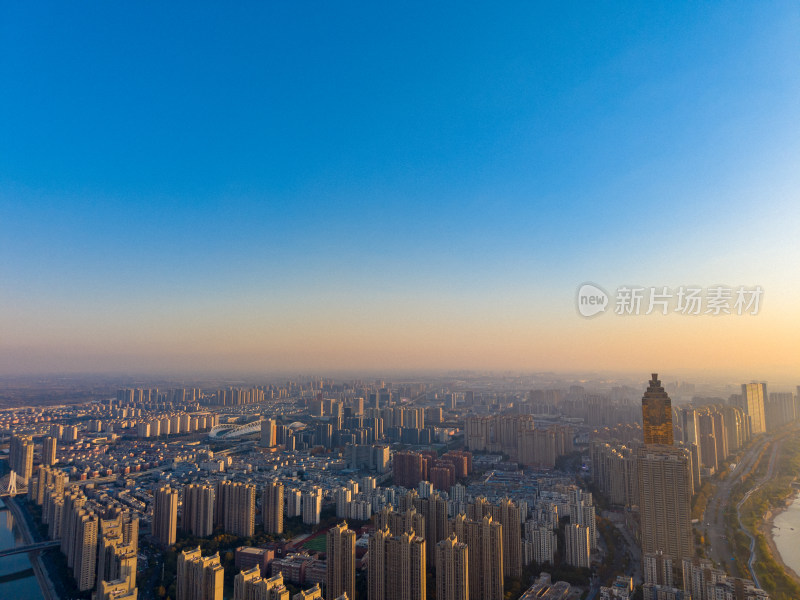 晚霞中的安徽芜湖城市风光航拍图