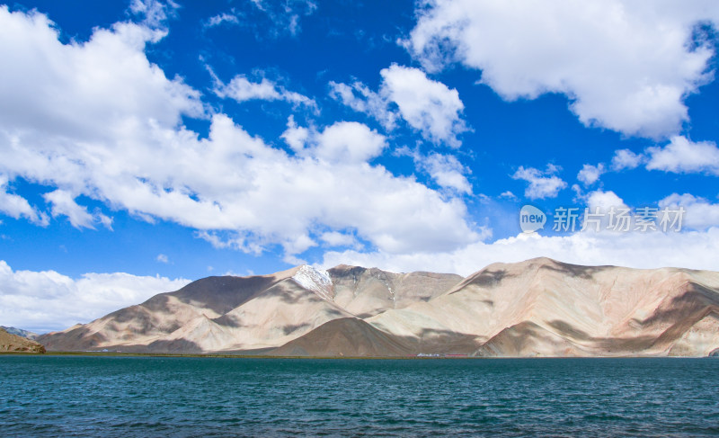 新疆克州喀拉库勒湖高山自然风光
