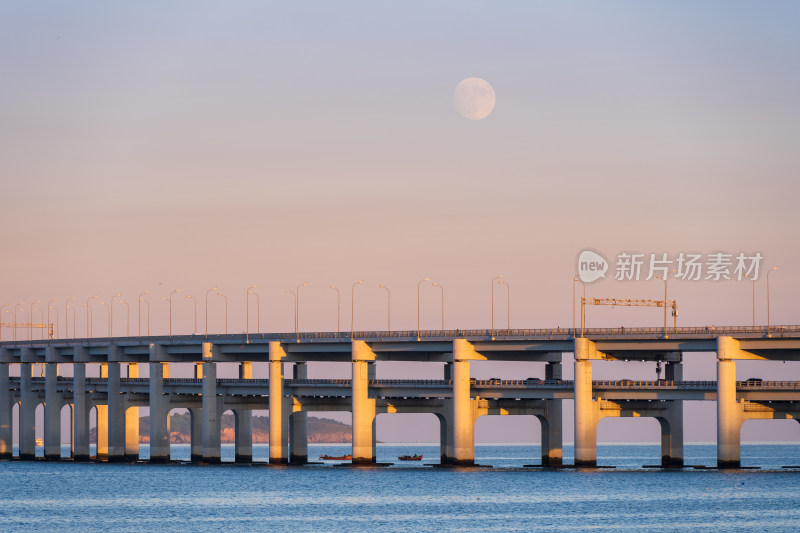 夕阳下大连星海湾大桥上空升起的月亮