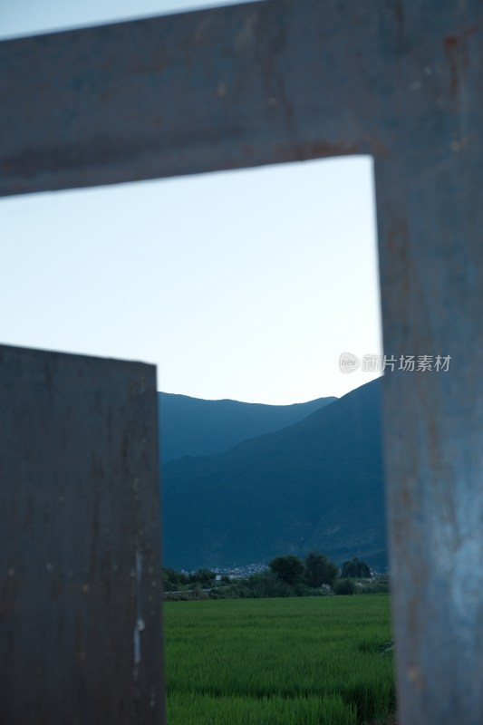 透过框架看田野与远山