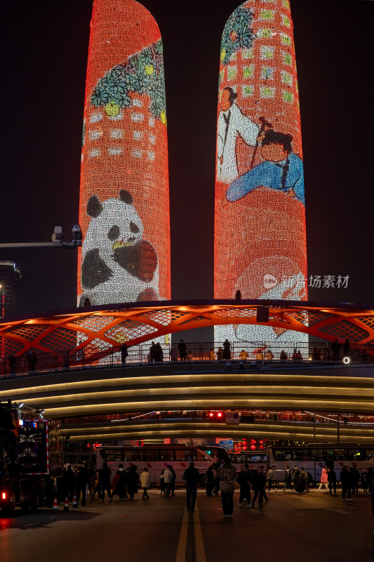 成都春节除夕夜双子塔开启灯光秀和新年寄语