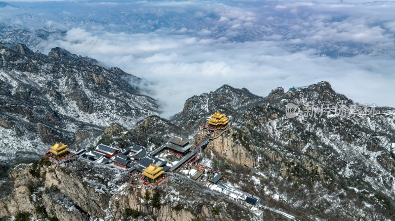 洛阳老君山金顶建筑群雪后云海自然风景