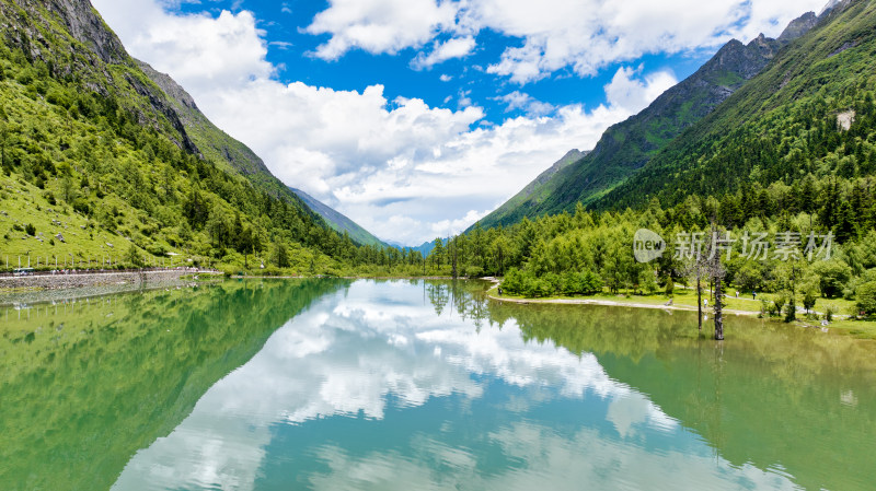 四川阿坝理县毕棚沟景区的盘羊湖月亮湾