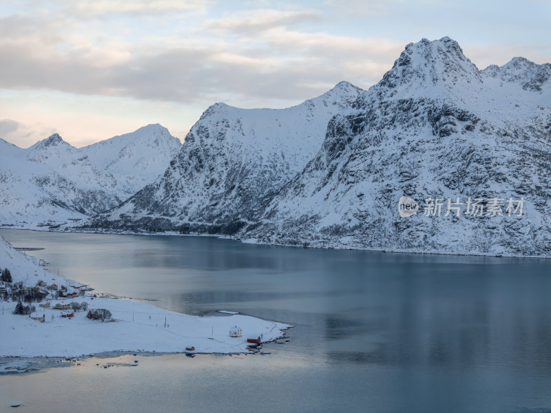 挪威罗弗敦群岛北极圈雷纳冬季雪景高空航拍