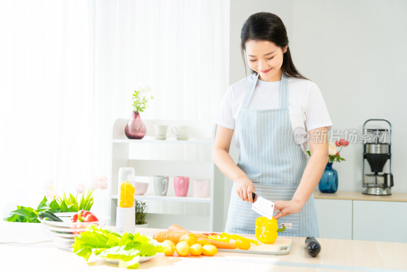 年轻女子在厨房做饭