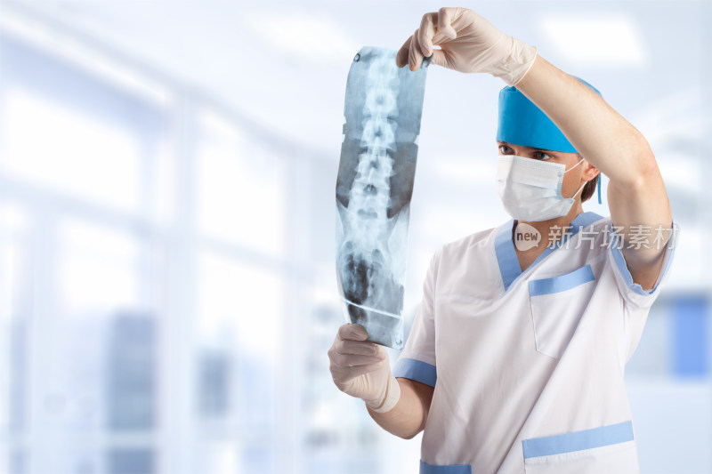 医生查看X光片