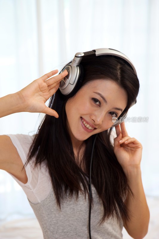 年轻女人戴耳机听音乐