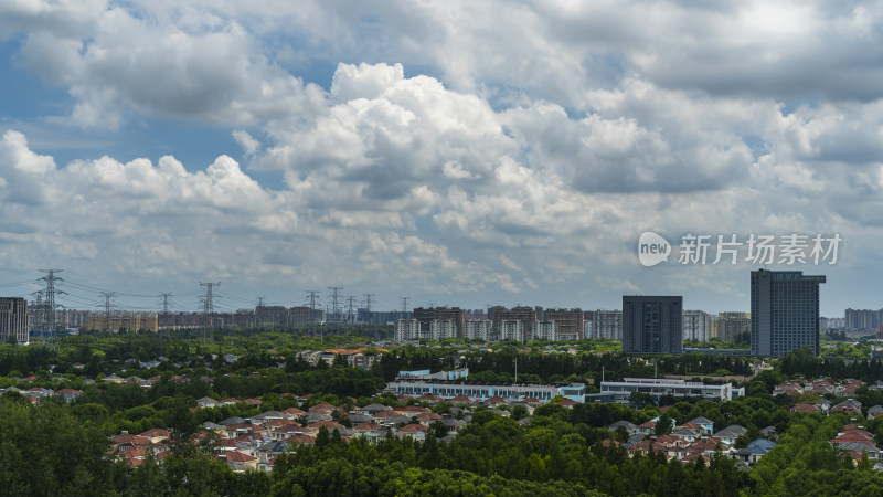 城市上空多云天气下的建筑景观俯瞰