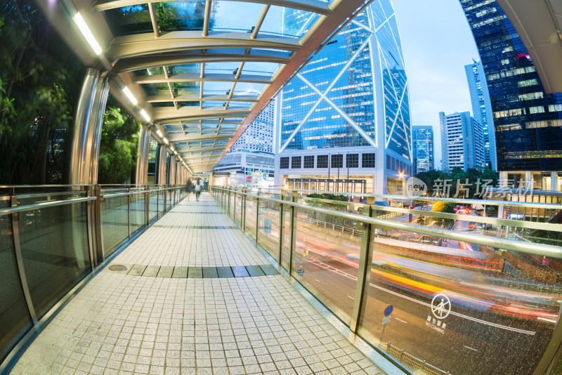 城市街道夜晚车流与高楼景观