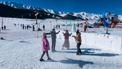 滑雪场人群滑雪场景