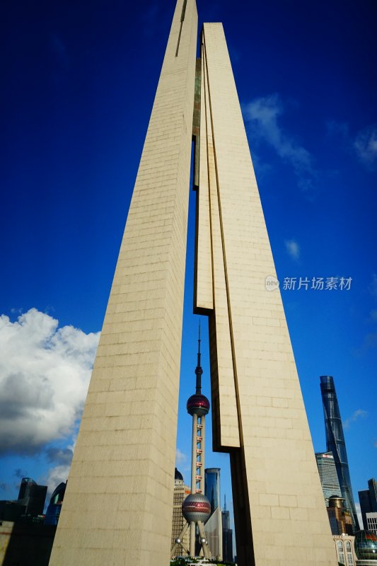 上海地标性建筑东方明珠与纪念碑