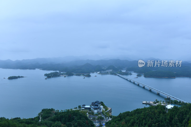 天屿山顶俯视千岛湖大桥，千岛湖自然风光