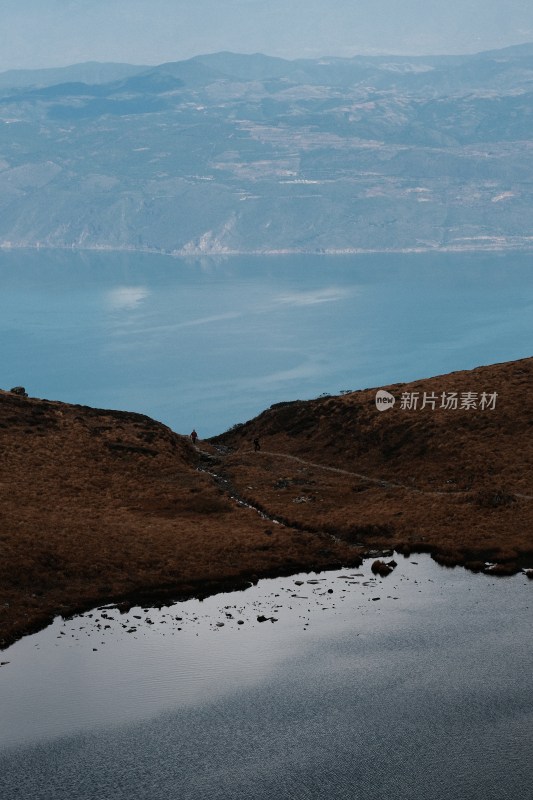 山巅俯瞰湖泊与远山风景