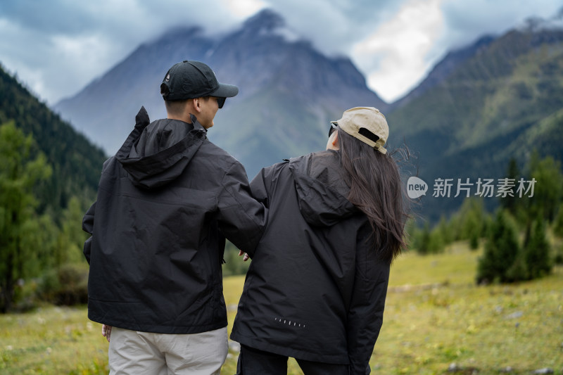 四姑娘雪山旅游的人