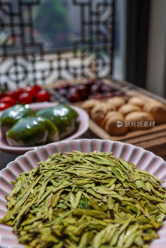 桌子上的茶,茶叶与青团