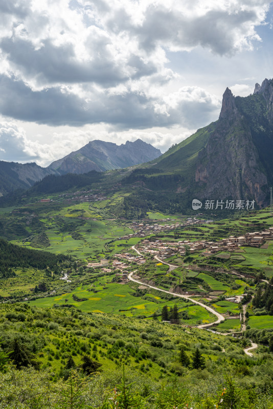 蓝天白云山峰