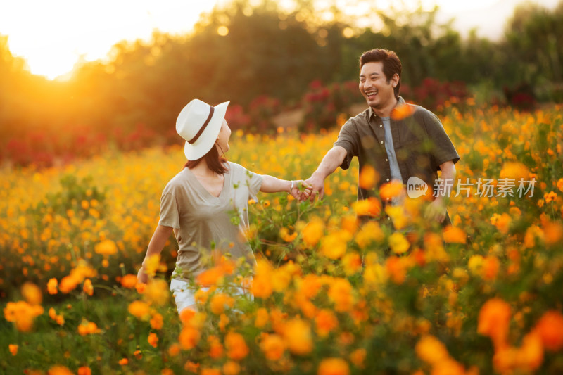 花丛中幸福的青年夫妇