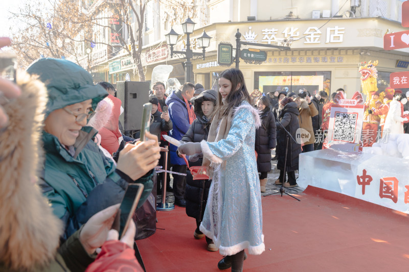 中央大街冬日街头人群聚集场景