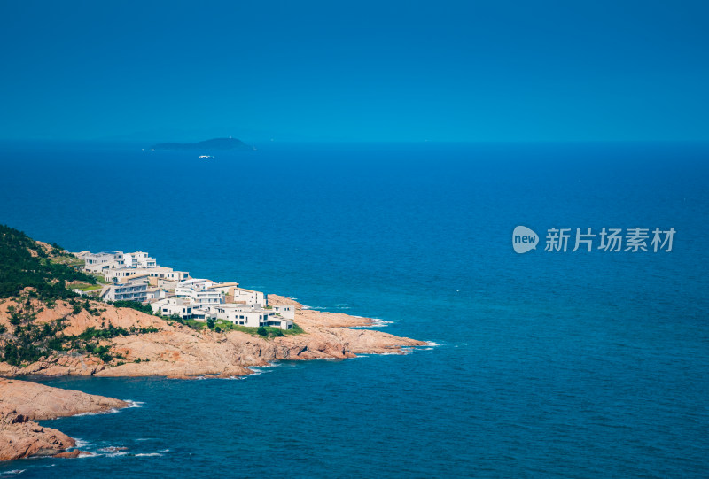 蓝天白云下天空海岸线自然风景