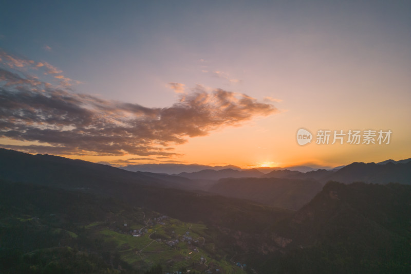 夕阳西下山峦倒影风景