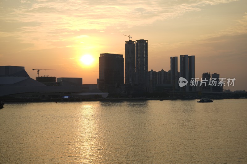 城市日落时分的高楼剪影景观