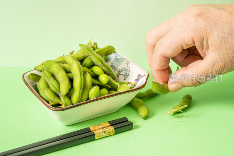 纯色背景下的中国传统特色下酒菜清煮毛豆